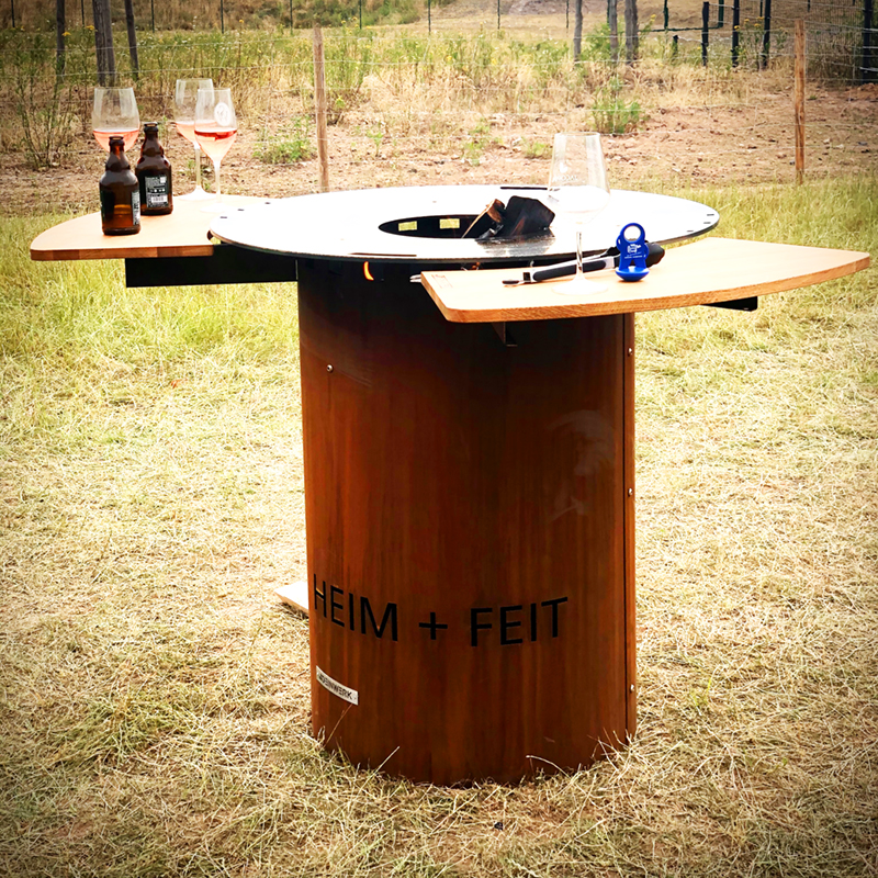 Grilltonne aus Corten mit Plancha, Grillrost, Wok-Aufsatz und 2x Anstecktisch DEINWERK