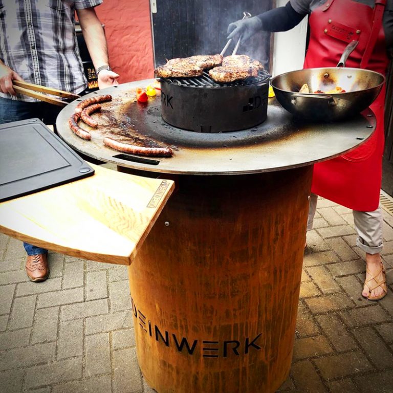 Grillfass-Set Grilltonne aus Corten mit Plancha, Grillrost, Wok-Aufsatz und Anstecktisch DEINWERK