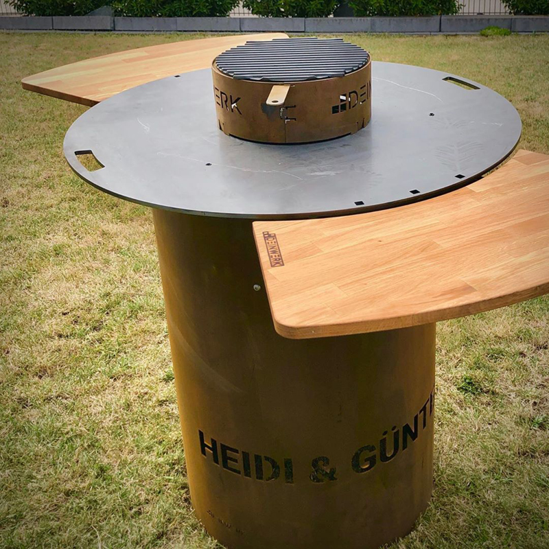 Grillfass-Set Grilltonne aus Corten mit Plancha, Grillrost, Wok-Aufsatz und Anstecktisch DEINWERK